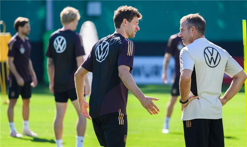 Flick glaubt an Rückkehrer Müller: „Eine Bereicherung” Thomas Müller (l) bekommt von Bundestrainer Hansi Flick viel Lob.