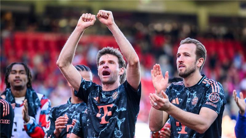 Kompanys erste Bierdusche und eine Trainer-Lüge Thomas Müller (l) steht vor seinem 500. Bundesligaspiel und dem 13. Meistertitel mit dem FC Bayern. Harry Kane hofft mit 31 Jahren auf seinen ersten Team-Titel als Fußball-Profi.