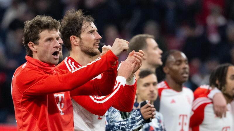 Thomas Müller (l) und seine Bayern freuen sich auf das Topspiel gegen Bayer Leverkusen.
