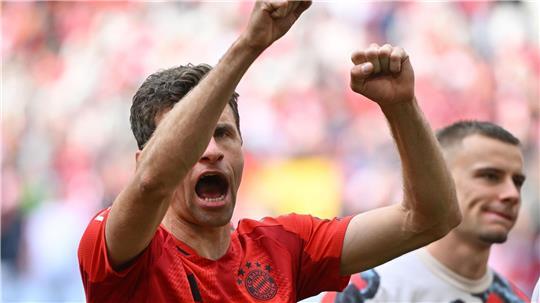 Thomas Müller ließ sich für sein 500. Bundesliga-Spiel feiern.