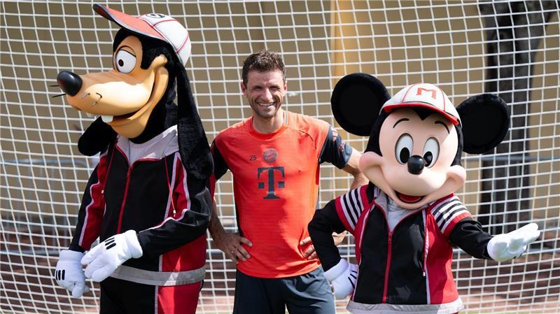 Zukunftspläne: Müller nutzt Club-WM als USA-Schnupperkurs Thomas Müller mit Goofy und Micky Maus.