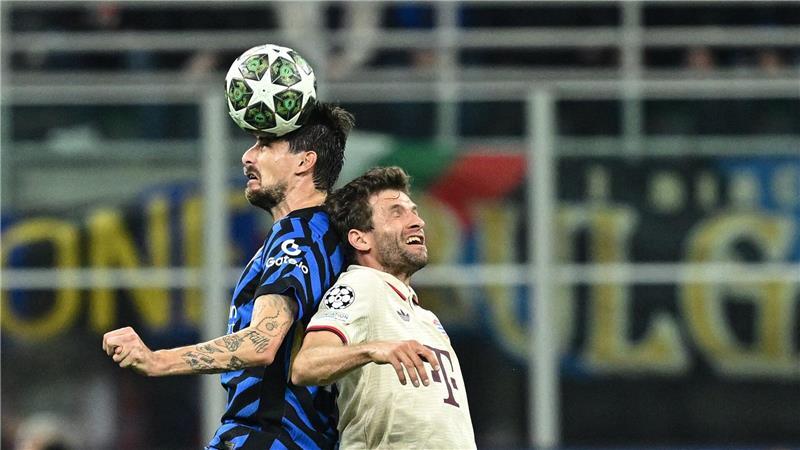 Abgezocktes Inter beendet Bayern-Traum vom „Finale dahoam“ Thomas Müller (r) im Kopfball-Duell mit Mailands Francesco Acerbi.