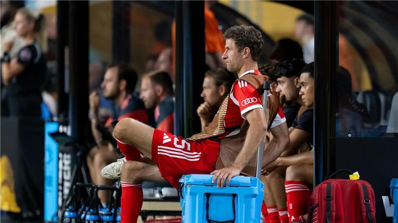 Thomas Müller verfolgt die Partie auf einem speziellen Sitzplatz am Spielfeldrand.