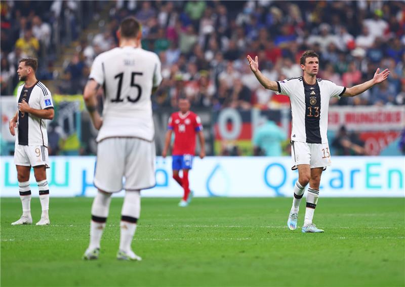 Thomas Müller von Deutschland (r) breitet nach dem 1:1-Ausgleichstreffer von Costa Rica die Arme aus. Links steht Niclas Füllkrug von Deutschland. Foto: Tom Weller/dpa