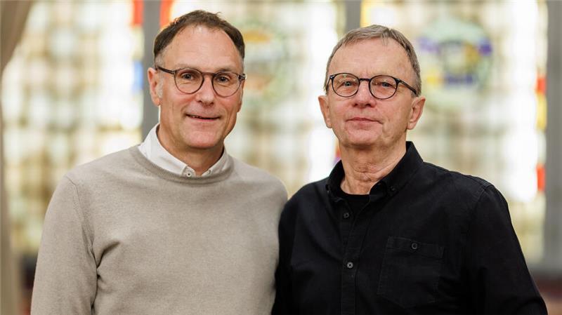 Thomas Pauli von Stade 21 (links) zeichnet Jens Wiebusch für sein Lebenswerk aus.