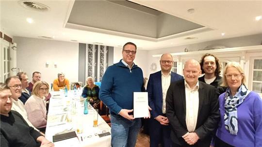 Thomas Rackow (stehend, von links) mit dem neu gewählten Vorstand der Bürgerenergiegenossenschaft Dr. Philipp Tieben, Dirk Hagen, Béla Wiegel und Ina Köhlmann.