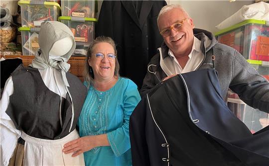 Thomas Rosteck ist Autor der Oste-Saga und hält die Jacke des Amtmanns. Die hat Angela Gottschalk ebenso entworfen wie die Kleidung der „Anna aus Blumenthal“.