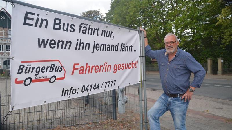 Der Vereinsvorsitzende Thomas Rosteck wirbt mit einem Transparent um Fahrer. Darauf steht: Ein Bus fährt nur, wenn ihn jemand fährt...