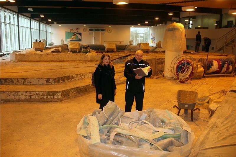 Thomas Saunus und Julia Gerasimenko begutachten den Fortschritt der Abrissarbeiten im Hallenbad. Die Böden sind schon raus. Fotos: Michaelis