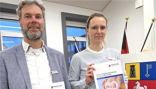 Thomas Schmidt, Leiter des Amtes Soziales und Teilhabe, und Hanna Münster-Bortig von der Sozialplanung Landkreis Stade präsentierten im Ausschuss den Pflegebericht 2023.