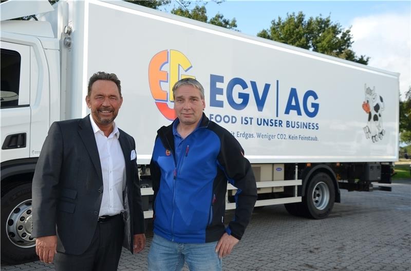 Thomas Schmitz (rechts) und Fuhrparkleiter Uli Wermann von der EGV freuen sich über den Gas angetriebenen 18-Tonner . Foto: von Allwörden