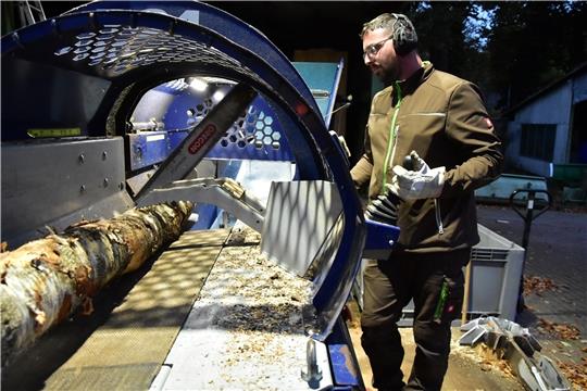 Thomas Schultz spaltet eine seiner letzten Buchen. Danach muss er warten, bis wieder neues Holz in den Wäldern geschlagen wird. Foto: Ahrens