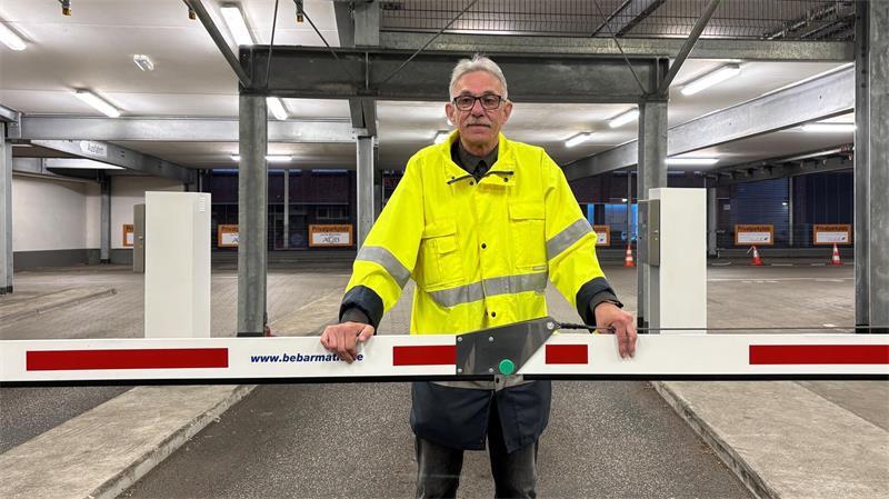 Thomas Schulz ist seit 2013 Parkwächter in Stade. Neben ihm gibt es noch drei andere Parkwächter, die für die Parkhäuser Wallstraße, Am Sande und am Bahnhof zuständig sind.