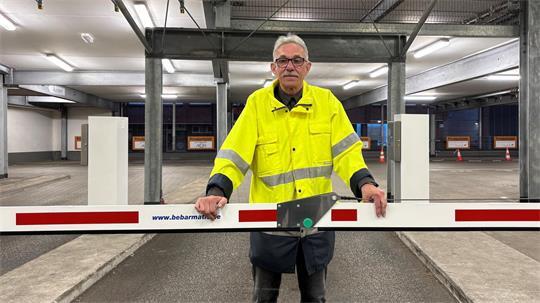 Thomas Schulz ist seit 2013 Parkwächter in Stade. Neben ihm gibt es noch drei andere Parkwächter, die für die Parkhäuser Wallstraße, Am Sande und am Bahnhof zuständig sind.