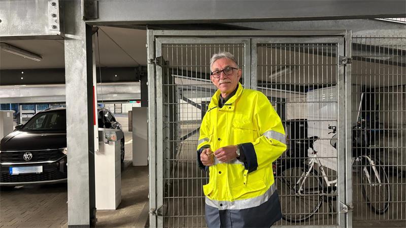 „Langweilig wird mir nie“: Aus dem Alltag eines Stader Parkwächters Thomas Schulz kennt Stades Parkhäuser wie seine Westentasche. Er selbst fährt allerdings ungern Auto, sondern nimmt lieber das Fahrrad. Während der Arbeit stellt er es im „Gatter“ ab.