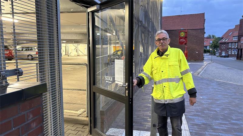 „Langweilig wird mir nie“: Aus dem Alltag eines Stader Parkwächters Thomas Schulz legt bei der Arbeit täglich bis zu 25 Kilometer zurück, sagt er. Kurz vor Feierabend muss er noch vier Türen abschließen.