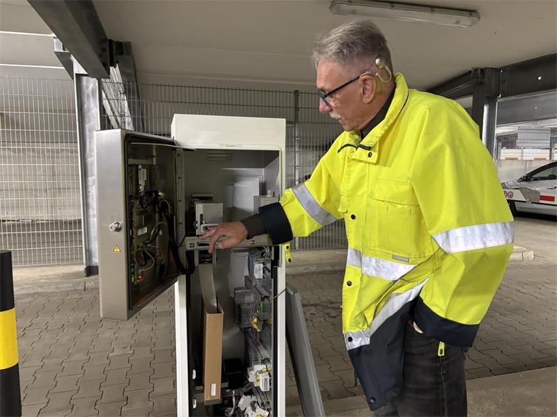 „Langweilig wird mir nie“: Aus dem Alltag eines Stader Parkwächters Thomas Schulz reinigt regelmäßig den Ticketautomaten an der Einfahrt.