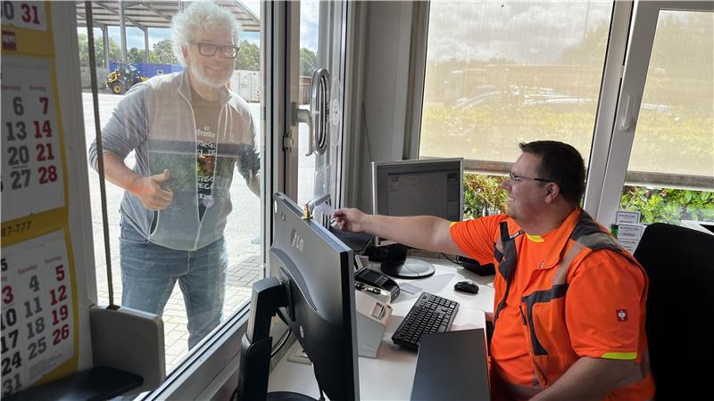 Sommer-Serie: Wo der Abfall nicht einfach nur Müll ist Thomas Stelzmüller gibt Grünabfall ab, wie auf dem Zettel steht. Deshalb muss Nickels Schulze bei ihm nichts kassieren.