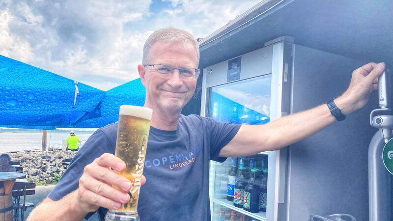 Thomas Tremmel mit einem selbst gezapften Bier.
