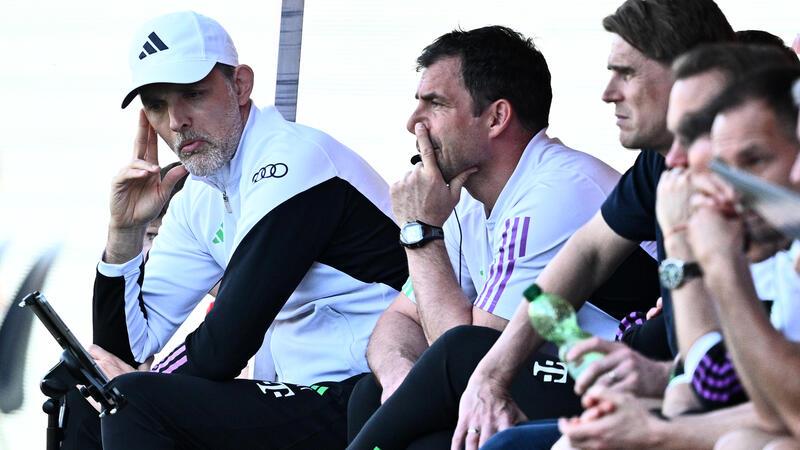 Bayern-Blamage: „Sollten uns schämen“ – aber Tuchel soll bleiben Thomas Tuchel auf der Bayern-Bank - noch.