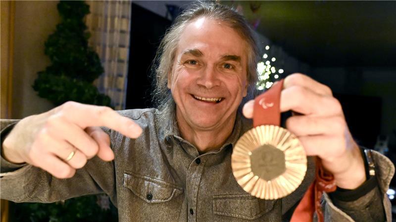 Paralympics-Sensation mit 60: Zu Hause bei Thomas Wandschneider Thomas Wandschneider und die Bronzemedaille von Paris.