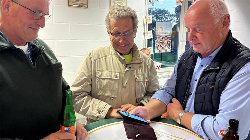 Thomas Westphalen, Hermann Bösch und Bernd Tietje (von links) warten auf das Endergebnis für den Landrat.