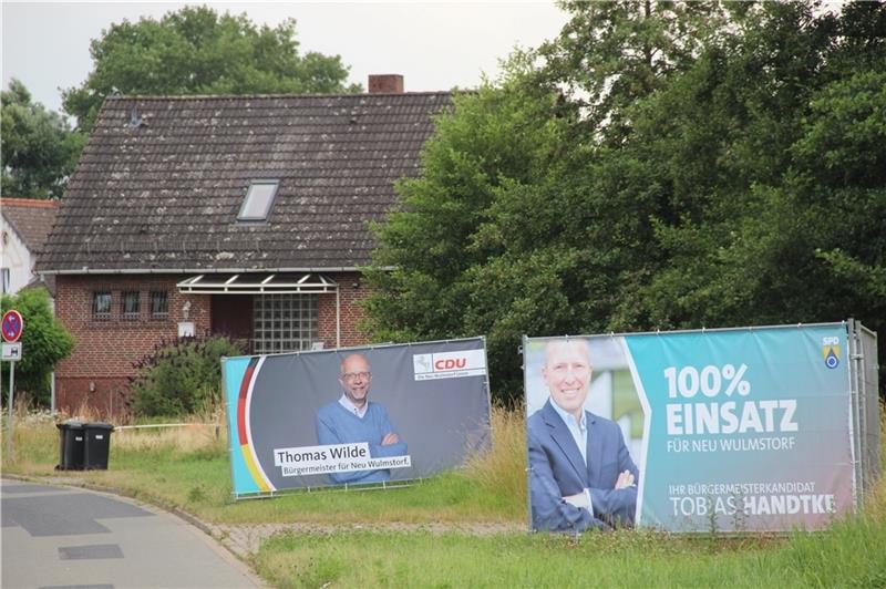 Wahlkampf mit verschränkten Armen – Kandidaten im Körpersprache-Check Thomas Wilde im Pulli (links), Tobias Handtke im Anzug – aber beide in der gleichen Körperhaltung: So präsentieren sich die beiden Neu Wulmstorfer Bürgermeisterkandidaten auf Plakaten an der Buxtehuder Straße in Rübke. Foto: Michaelis