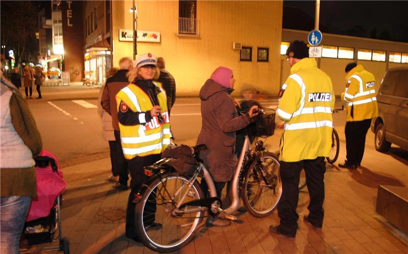 Thomas Zündel und Maike Hesebeck von der Polizei in Buxtehude bei der Fahrradlicht-Kontrolle vor dem Stadthaus. Foto Vasel