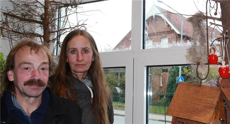 Thomas und Carola Seel von „De Blomenwagen“ in Neukloster sind fassungslos: Sie können nicht verstehen, weshalb jemand mit Stahlkugeln auf das Schaufenster ihres Blumengeschäfts schießt – schon zum sechsten Mal in diesem Jahr. Fotos Richter