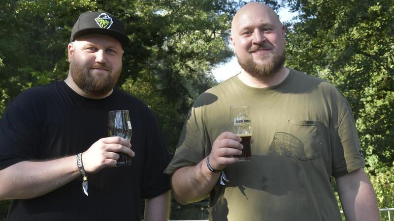 Thomas und Matthias Rolf testen neue Biersorten.
