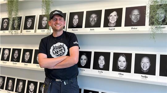 Thorben Kalthoff vor der Galerie der Mitarbeiter am Standort Apensen.
