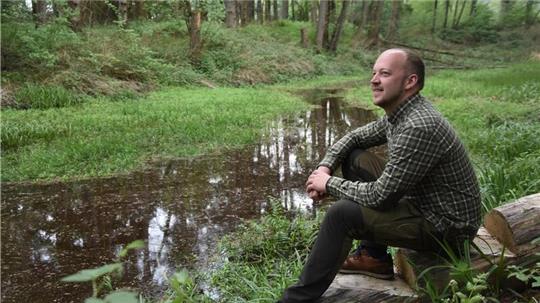 Thorben Rievesehl aus Nüttel liebt es, draußen in der Natur zu sein. Am kleinen Teich im Wald kann er abschalten. Vor Kurzem hat er den Jagdschein gemacht.