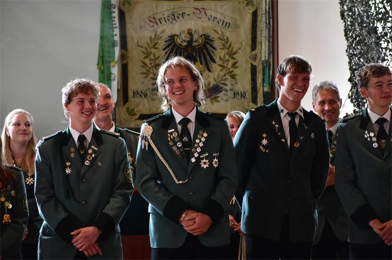 Schmierseifen-Show: Burweg feiert Schützenfest - und seinen Dorfhumor Thore Hellwege (links) und Lars Holthusen (mittig) haben mit einer Aktion am Samstag für eine Showeinlage gesorgt.