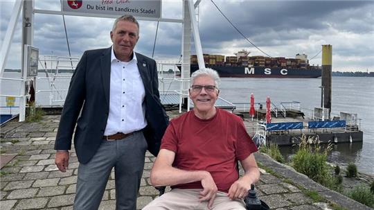 Thorleif Krüger aus Stade würde gerne Fähre fahren. Aber mit Rollstuhl ist der Zugang über den Steg bei Niedrigwasser viel zu steil. Samtgemeindebürgermeister Timo Gerke hofft auf Fördergelder für eine neue Planung.