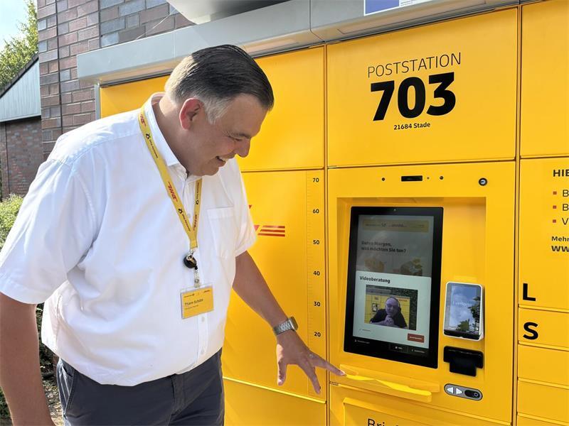 So funktioniert die neue Poststation in Stade-Wiepenkathen Thorn Schütt von der DHL Group demonstriert, wie die Videoberatung an der neuen Poststation in Stade-Wiepenkathen funktioniert.