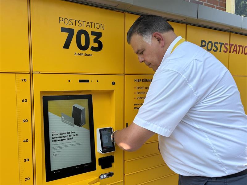 So funktioniert die neue Poststation in Stade-Wiepenkathen Thorn Schütt zeigt, wie man mit Google Pay Briefmarken an der Poststation kaufen kann.