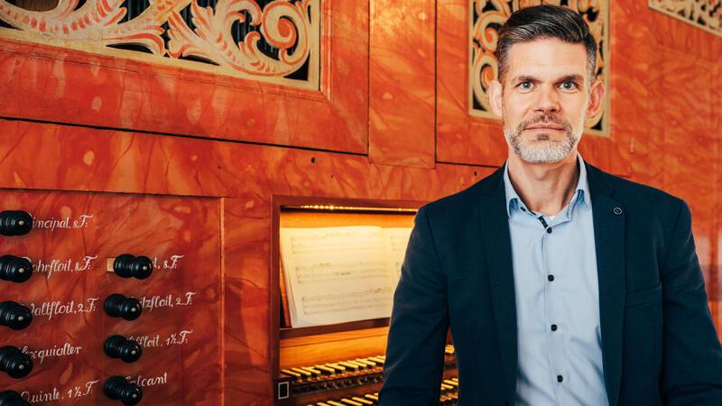 Thorsten Ahlrichs gibt sein Masterabschluss-Konzert an der Orgel in der St.-Cosmae-Kirche.