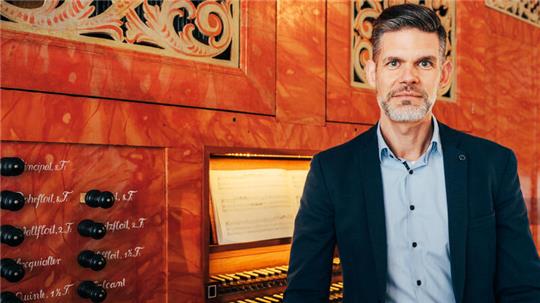 Thorsten Ahlrichs gibt sein Masterabschluss-Konzert an der Orgel in der St.-Cosmae-Kirche.