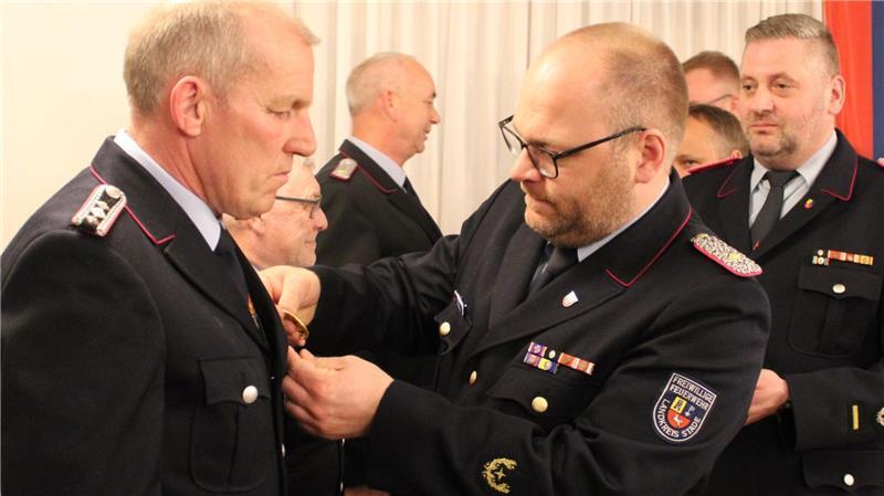 Thorsten Borowski (li.) wird von Kreisbrandmeister Henning Klensang für 40jährige Mitgliedschaft geehrt.