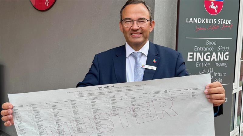 Thorsten Heinze, Erster Kreisrat und Kreiswahlleiter. Hier zeigt er einen Muster-Wahlzettel für den Wahlbereich 5 - Jork, Lühe und Horneburg.