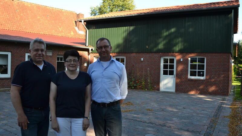 Geschichte und Gespräche: Das ist die neue gute Stube von Burweg Thorsten Ratzke, Kerstin Rademaker und Bürgermeister Matthias Wolff (von rechts) bilden mit Dirk Ratzke den Vorstand des Heimat- und Kulturvereins Burweg.