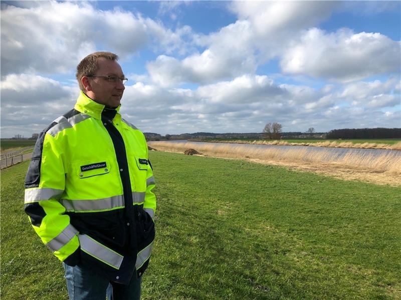Überschwemmungen: So kommt das Wasser in die Oste Thorsten Ratzke am Ostedeich in Blumenthal. In die Oste fließt das gesamte Regenwasser aus dem Verbandsgebiet.