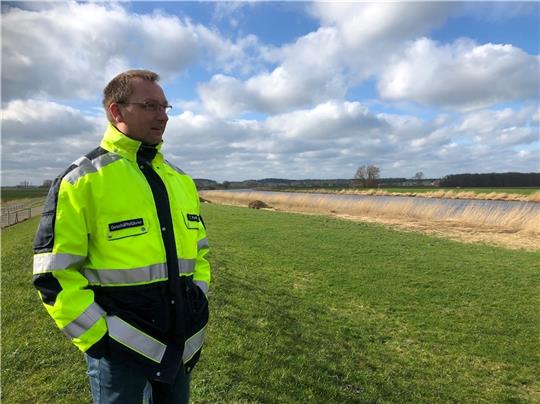 Thorsten Ratzke am Ostedeich in Blumenthal. In die Oste fließt das gesamte Regenwasser aus dem Verbandsgebiet.