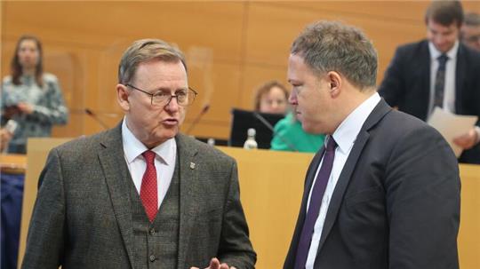 Thüringen Ministerpräsident Bodo Ramelow (l) reicht CDU-Kontrahent Mario Vogt die Hand.