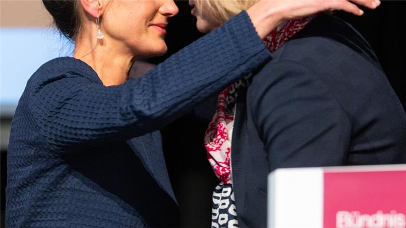 BSW sagt Ja zur Koalition in Thüringen Thüringens BSW-Chefin Katja Wolf und Parteigründerin Sahra Wagenknecht zeigten sich nach einem Streit im Zuge der Koalitionsverhandlungen nun bei einem Landesparteitag versöhnlich.