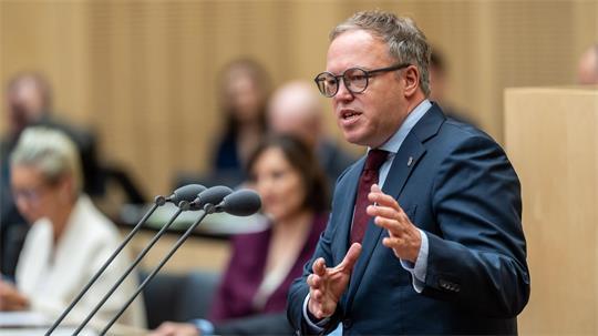Thüringens Ministerpräsident Mario Voigt ist mit einem Widerspruch gegen die Aberkennung seines Doktortitels gescheitert. (Archivbild)