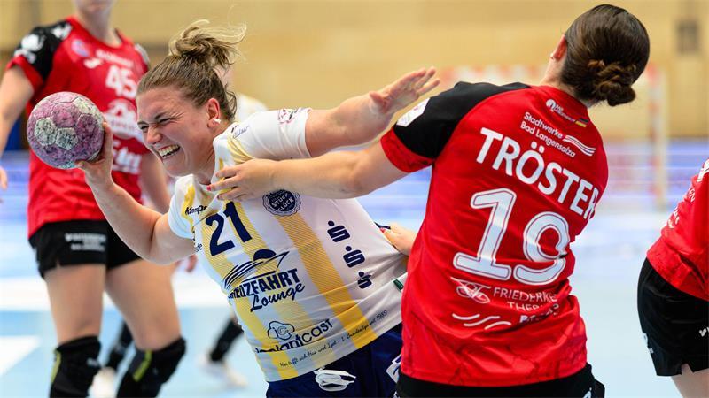 Thüringens Sabrina Tröster attackiert BSV-Kapitänin Nele Franz.