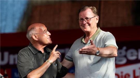 Thüringens scheidender Ministerpräsident Bodo Ramelow (r) von der Linken findet Sympathien für Pläne seines Parteikollegen Gregor Gysi. (Archivbild)
