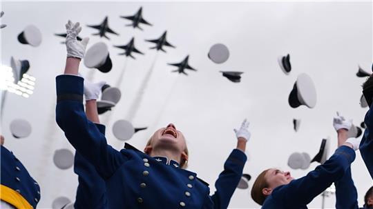 Thunderbirds krönen Abschlussfeier an der Air Force Academy mit spektakulärem Überflug