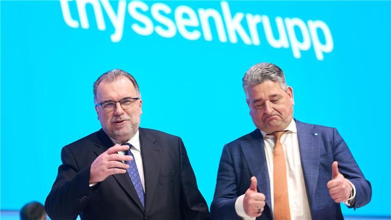 Thyssenkrupp-Chefaufseher Russwurm (li.) und Vorstandschef López lassen sich vor Beginn der Hauptversammlung fotografieren.